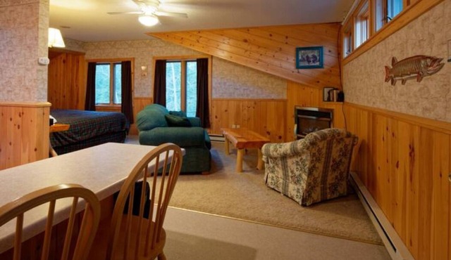 Elbow Lake Lodge: Bears Den Studio Suite