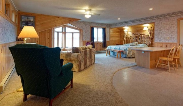 Elbow Lake Lodge: Eagles Nest Studio Suite
