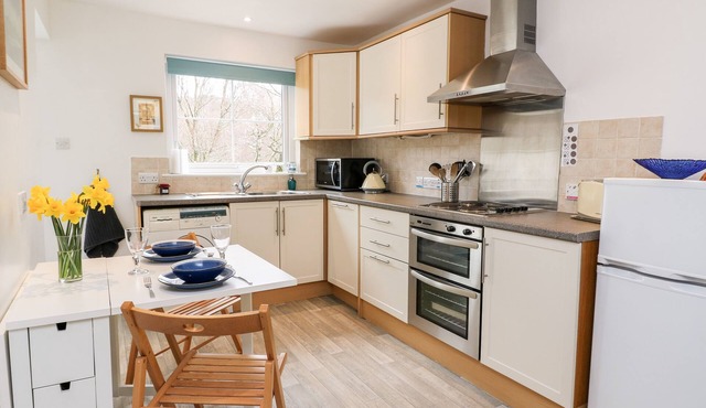 ELDER COTTAGE, family friendly, with a garden in Craobh Haven