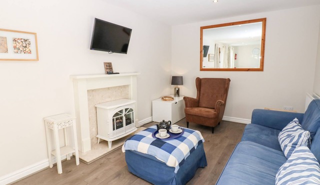 ELDER COTTAGE, pet friendly, with a garden in Eppleby