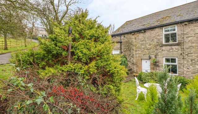 ELDERBANK, character holiday cottage, with open fire in Bradwell