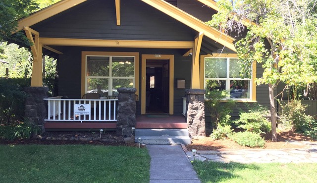 Elderberry- Salt Hot Tub, Wood Fireplace, 100+mbps Wifi, Walkable to Downtown