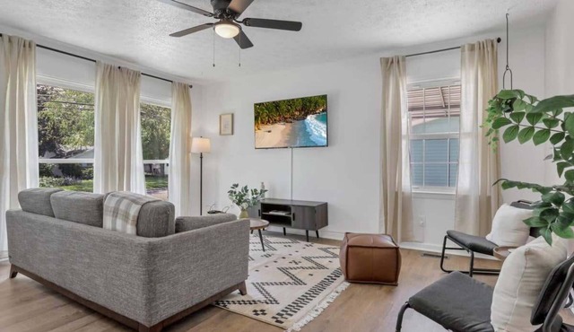 Electric Ave. - 3 BDR and Hot Tub