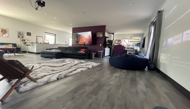 electric car friendly. Charming 1000 sq.ft loft in welcoming Omaha with WiFi, AC