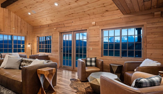 Electric Mountain Lodge: Mountain Views/Restaurant/Bar/Events/Snowmobiles | 9