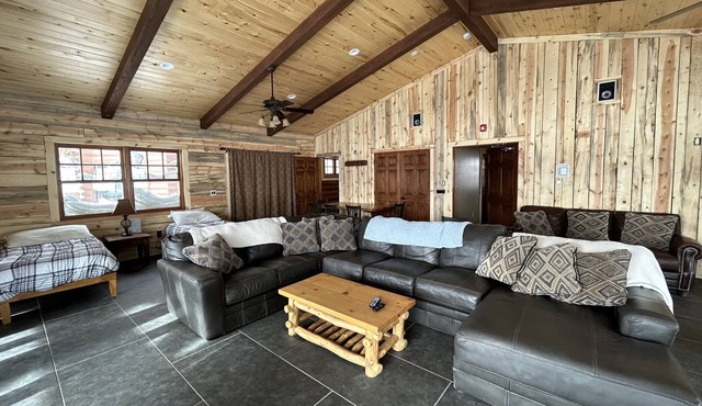 Electric Mountain Lodge: Mtn Views, Restaurant, Bar, Events, Rentals | Bunkhouse
