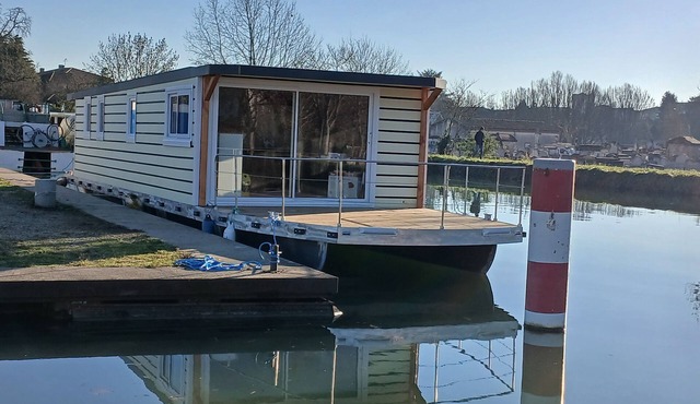 Electro-solar pleasure boat on the Canal de Garonne