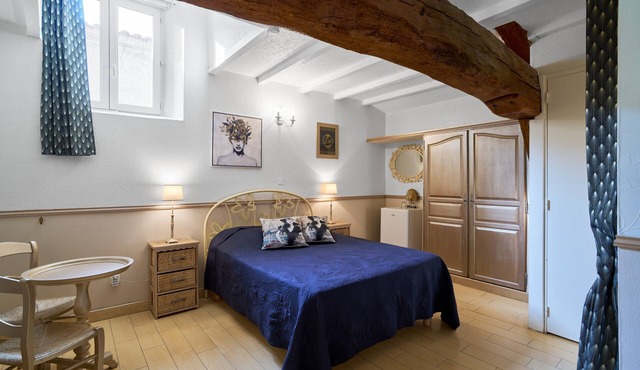 Elegant Périgord: 'Le Pré Fleuri' Guest Room with Pool in the Heart of Ribéracois
