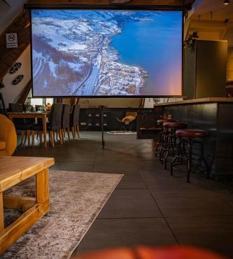 Elegance anglaise en hypercentre du Mans avec vidéoprojecteur, babyfoot et fléchette