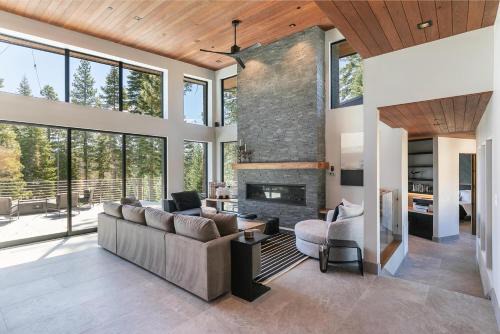 Elegance at Schaffer's Mill - Luxury 4 BR, Private Hot Tub, Pet Friendly!
