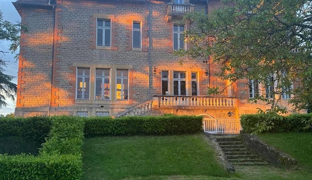 Elegance and charm of a Château in Burgundy with the comfort of a villa