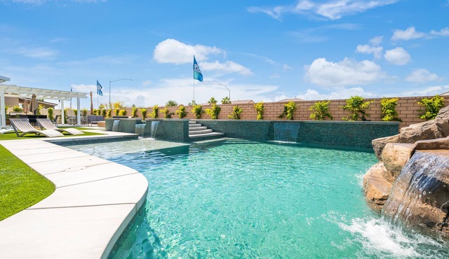 Elegance House- VERY Close to festivals and PGA West, rock slide pool