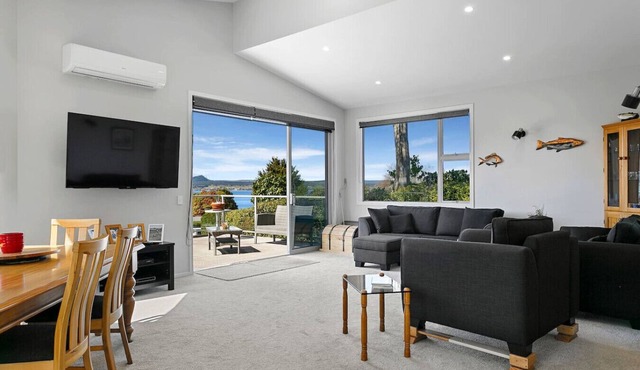 Elegance of Te Kopua, Lake views and Birdsong