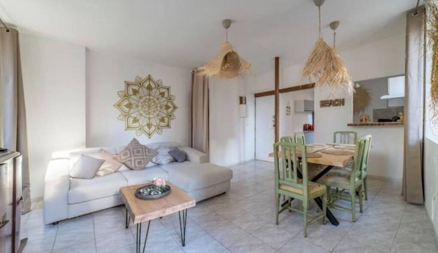 Elegance & Style 2-Bed Retreat in the Heart of Narbonne with Air-Con