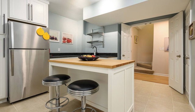 Elegant 1-BDR home away from home in magical location near UVA, Parking/yard