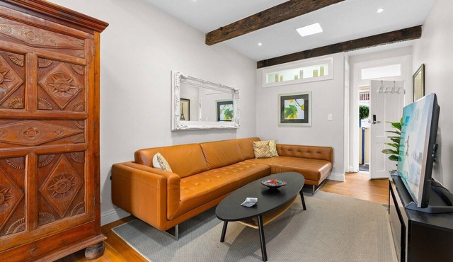 Elegant 1-Bed with Study by Balmain Wharf