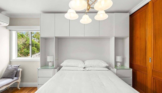 Elegant 1-Bed with Study by Balmain Wharf