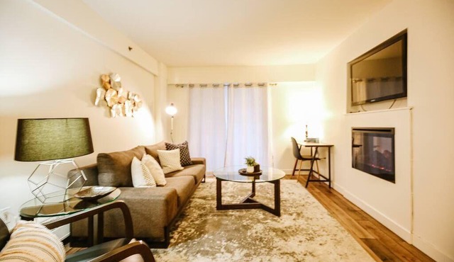 ~ Elegant 1 Bedroom Condo ~