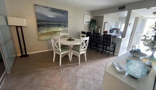 Elegant 1 Bedroom Ft. Myers Condo w/swimming pool (long term rents available)