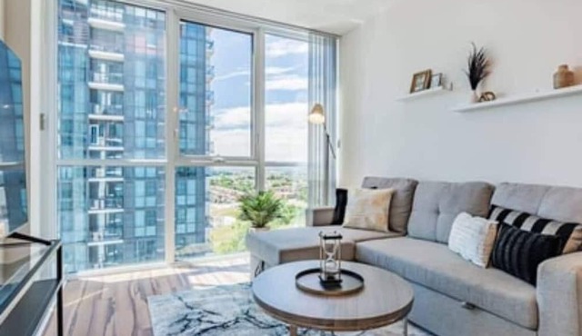 ELEGANT 1+DEN CONDO, PARKING, BALCONY, CITY VIEW