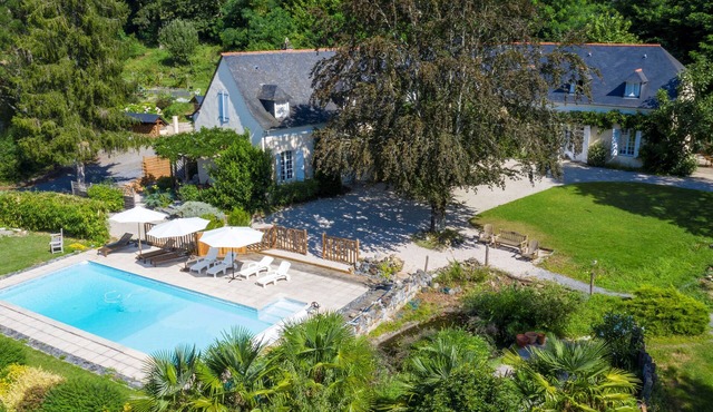 Elegant 17 C House With Superb Mountain Views & solar heated Swimming Pool