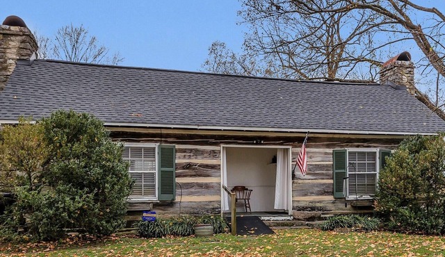 Elegant 1800's cabin in charming downtown Franklin 25 min South of Nashville