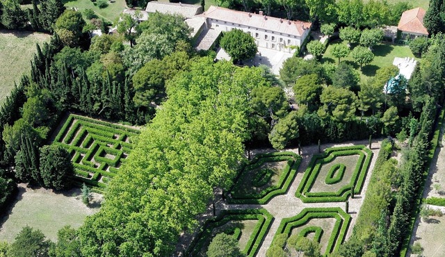 Elegant 18th c. country house, beautiful lush park, lovely pool.