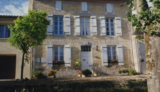 Elegant 18thC ‘Maison de Maitre’ overlooking River Lot and Clairac Abbey