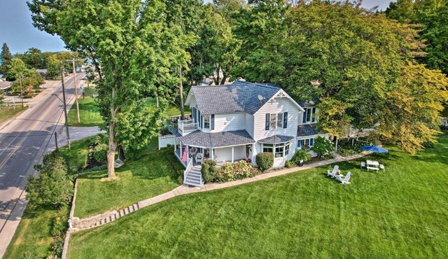 Elegant 1905 Home Steps to Torch Lake and Dtwn