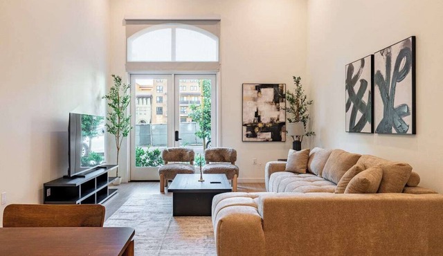 Elegant 1B1B with Resort Pool, Spa and 4K Smart TVs