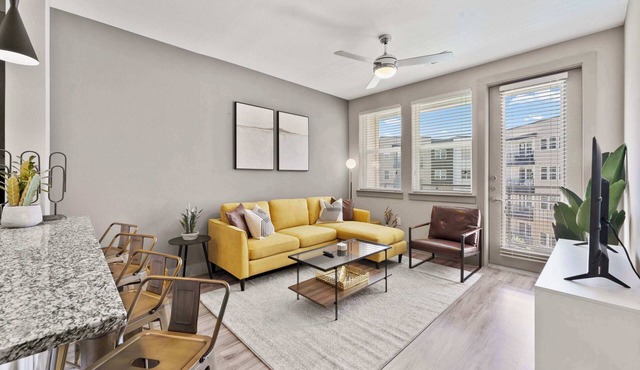 Elegant 1BR king suite close to DT w/fast WiFi