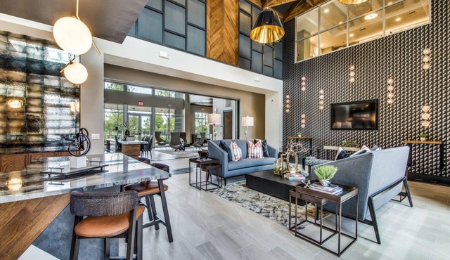 Elegant 1BR King Suite Close to DT w Fast Wifi