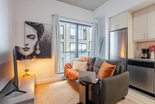 Elegant 1BR Retreat and Chic Stay in Old Port