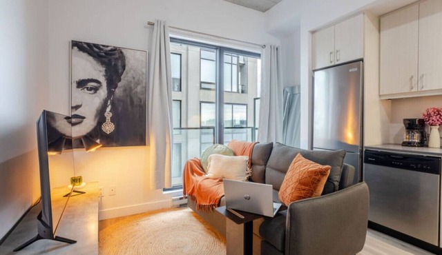 Elegant 1BR Retreat | Chic Stay in Old Port