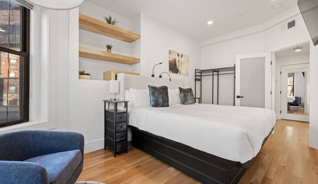 Elegant 1BR: Sky-High City Views + King | Suite 7