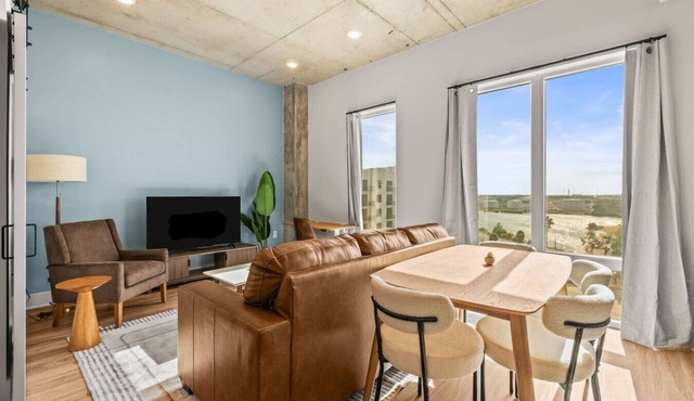 Elegant 1BR Walkable to Dining, Pool + Gym