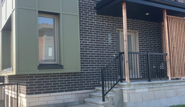 Elegant 2 bdrm Home w/King Bed & free parking