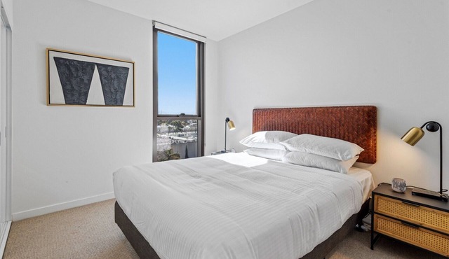 Elegant 2-Bed Apartment With Expansive City Views