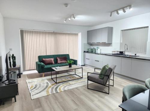 Elegant 2-Bed Apartment with AC, Sleeps 5, Private Garden, Free Parking, Netflix, WiFi, New build