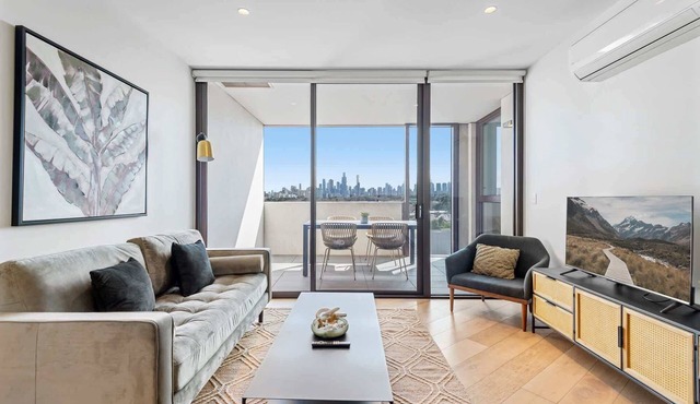 Elegant 2-Bed Apartment With Expansive City Views