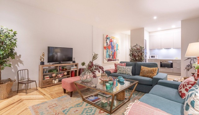 Elegant 2-Bed Apartment in Salamanca, Madrid
