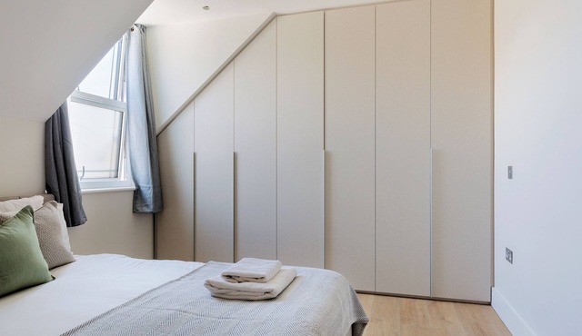 Elegant 2 Bed Flat with Balcony in Finchley