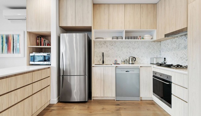 Elegant 2-Bed Modern Apartment with Balcony