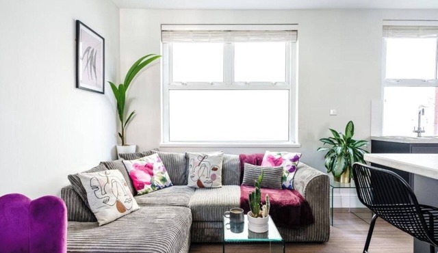 Elegant 2-Bed · Sleeps 4 · Walk to Events