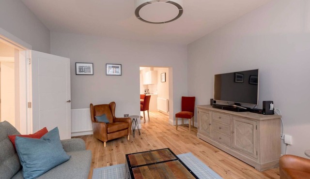 Elegant 2-bedroom apartment in Edinburgh’s West End for families, corporate stays and digital nomads
