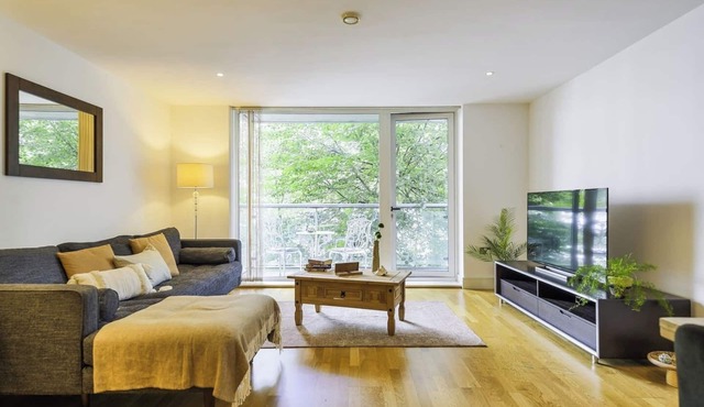 Elegant 2-Bedroom Apartment with Balcony | Next to Arsenal Stadium