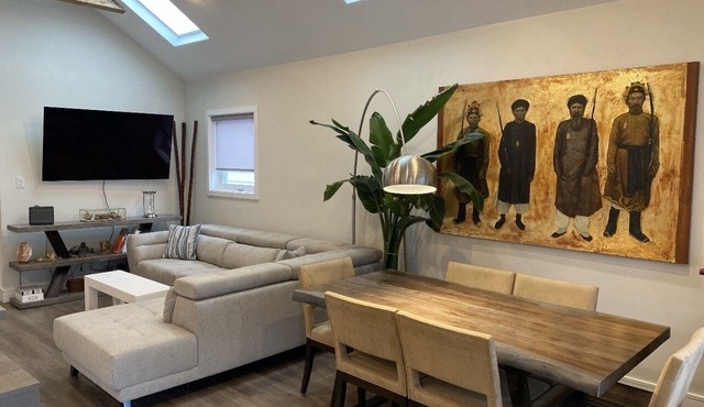 Elegant 2-Bedroom Bungalow with Outdoor Oasis and Modern Conveniencesnn