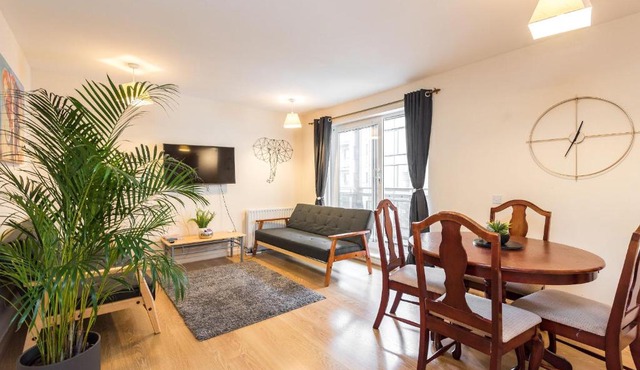 Elegant 2 Bedroom City Centre Apartment - Free Parking - Private Balcony