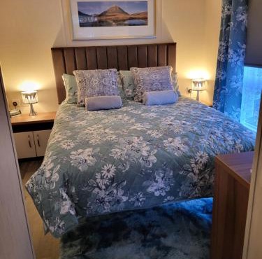 Elegant 2 Bedroom En-Suite Caravan with Bathtub near Edinburgh Seton Sands Holiday Village