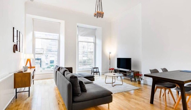 Elegant 2 Bedroom Apartment in West End